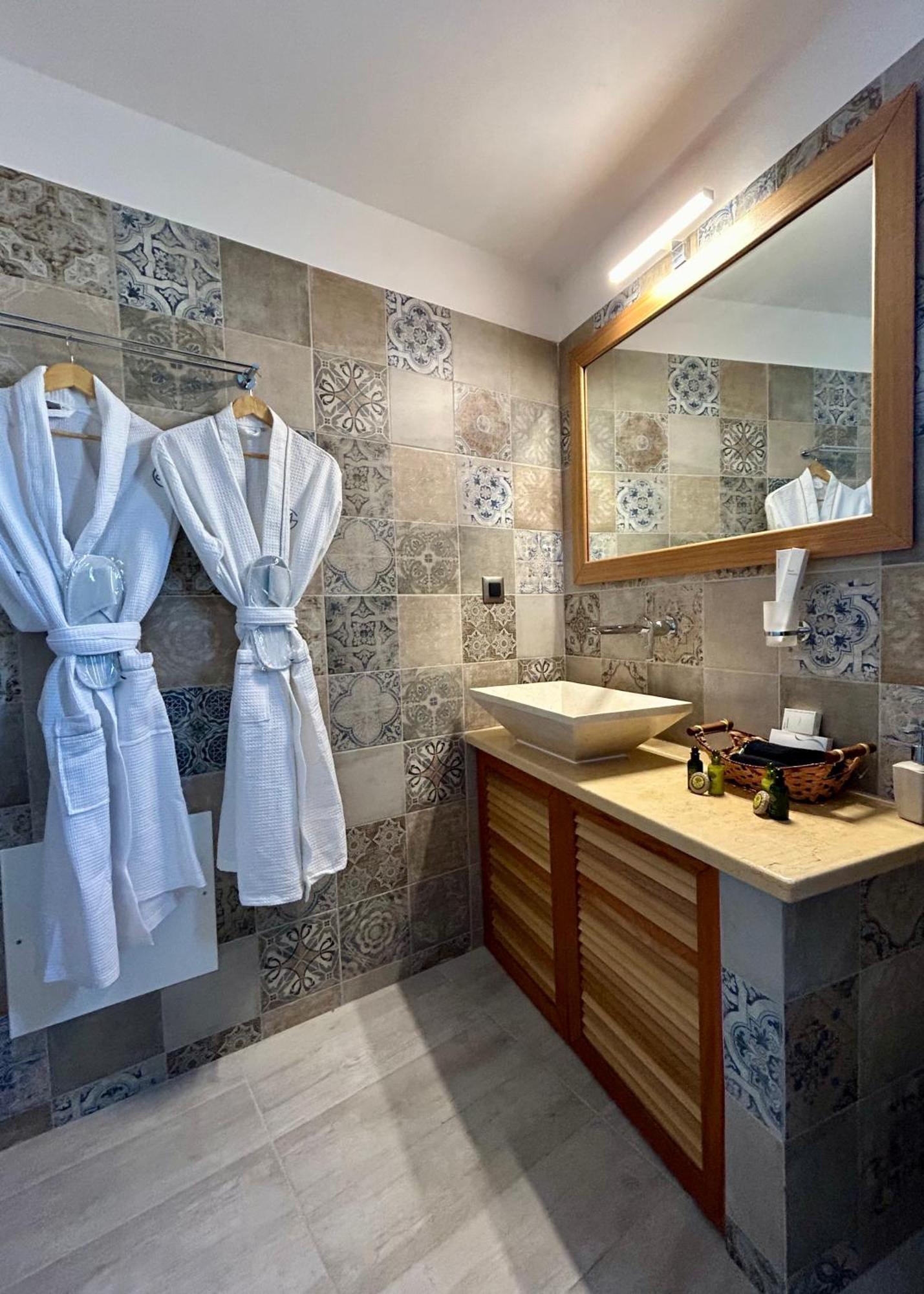 Golden Moments Luxury Stone Villas B Месария Стая снимка